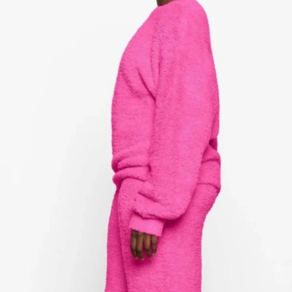 🚨 SOLD OUT 🚨  SKIMS Pullover Unisex Oversized Cozy Knit Boucle Sweater Pink - Picture 3 of 7
